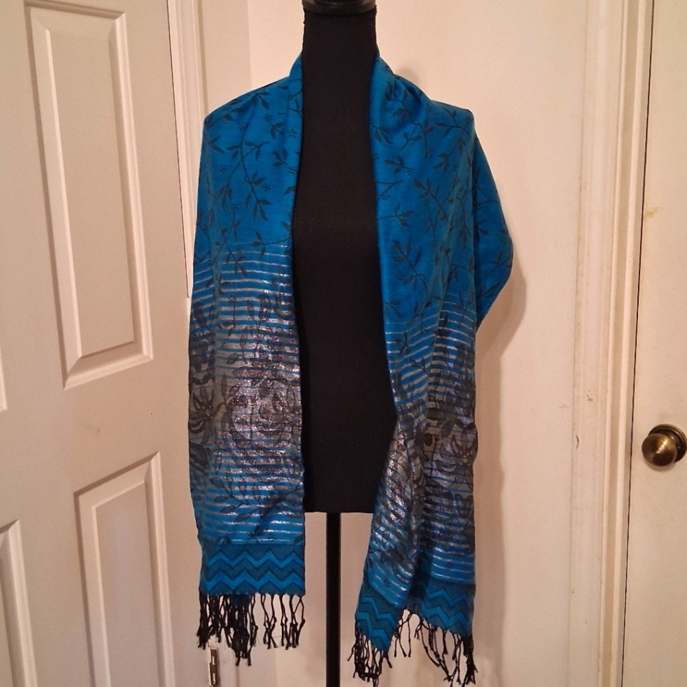 Elegant Blue Patterned Scarf